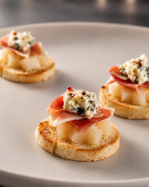 pear, prosciutto & blue cheese crostini